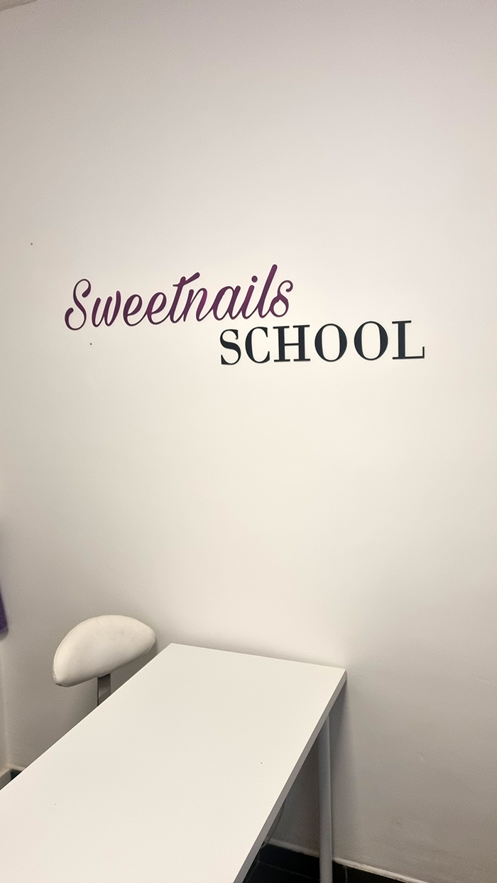 Nesvětelná písmena a loga Sweetnails School